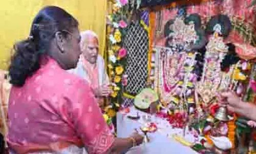 राष्ट्रपति मुर्मू ने मथुरा और वृंदावन के प्रमुख मंदिरों में पूजा-अर्चना की राष्ट्रपति मुर्मू ने मथुरा और वृंदावन के प्रमुख मंदिरों में पूजा-अर्चना की