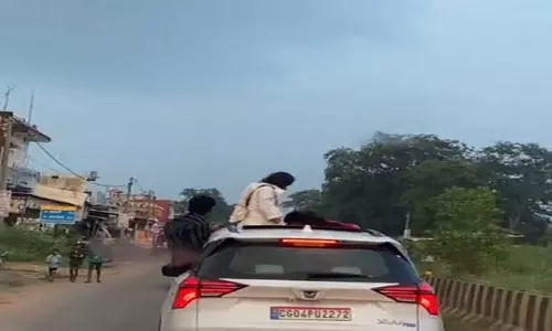Raipur Breaking: कार की सनरूफ से स्टंट करती युवतियों का वीडियो वायरल