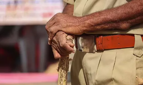 जुए के अड्डे पर पुलिसकर्मी की पिटाई
