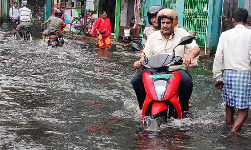 दो दिन बाद भी नहीं घटा पानी, हावड़ा के लोग बेहद परेशान