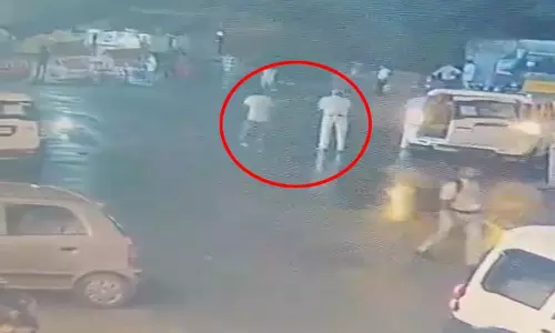 CG: नवरात्र मेला क्षेत्र में पुलिसकर्मी पर युवक का डंडे से हमला, सुरक्षा व्यवस्था पर उठे सवाल CG: नवरात्र मेला क्षेत्र में पुलिसकर्मी पर युवक का डंडे से हमला, सुरक्षा व्यवस्था पर उठे सवाल