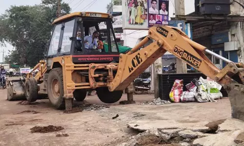 नगर पालिका ने अवैध अतिक्रमण हटाने का अभियान शुरू, पार्षद के विरोध से कार्रवाई बीच में रुकी