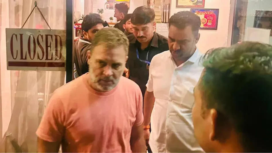पिज्जा सेंटर पहुंचे थे राहुल गांधी, ग्राहकों के साथ सेल्फी ली पिज्जा सेंटर पहुंचे थे राहुल गांधी, ग्राहकों के साथ सेल्फी ली