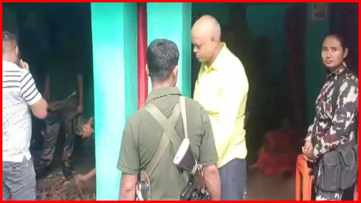 पुलिस की घर में दबिश, गुप्त सुरंग का पता चला, उसके बाद... पुलिस की घर में दबिश, गुप्त सुरंग का पता चला, उसके बाद...