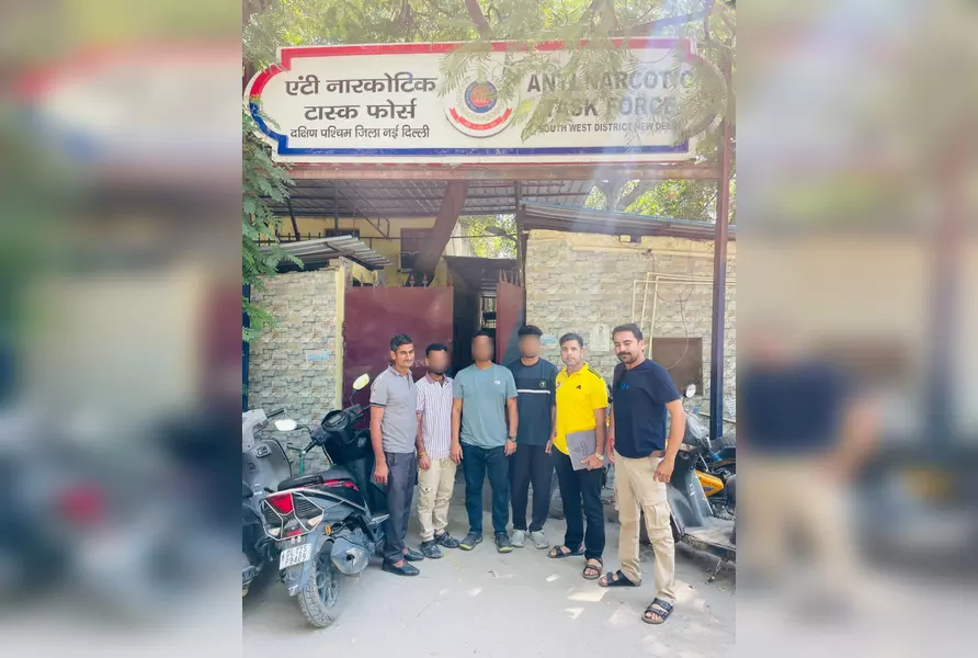 पुलिस ने तीन बांग्लादेशी प्रवासियों को गिरफ्तार किया, डिपोर्टेशन की प्रक्रिया शुरू पुलिस ने तीन बांग्लादेशी प्रवासियों को गिरफ्तार किया, डिपोर्टेशन की प्रक्रिया शुरू