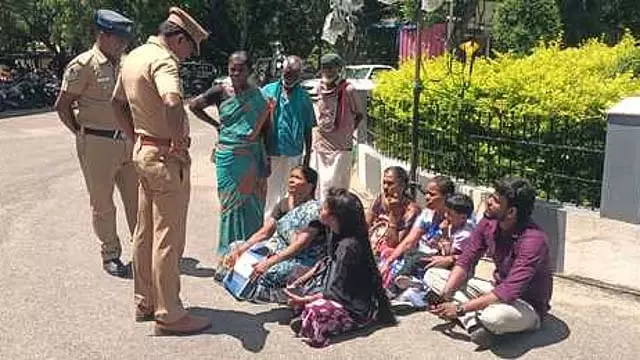Tamil Nadu: परिवार के सदस्यों ने गांव छोड़ने वालों के खिलाफ कार्रवाई की मांग की Tamil Nadu: परिवार के सदस्यों ने गांव छोड़ने वालों के खिलाफ कार्रवाई की मांग की