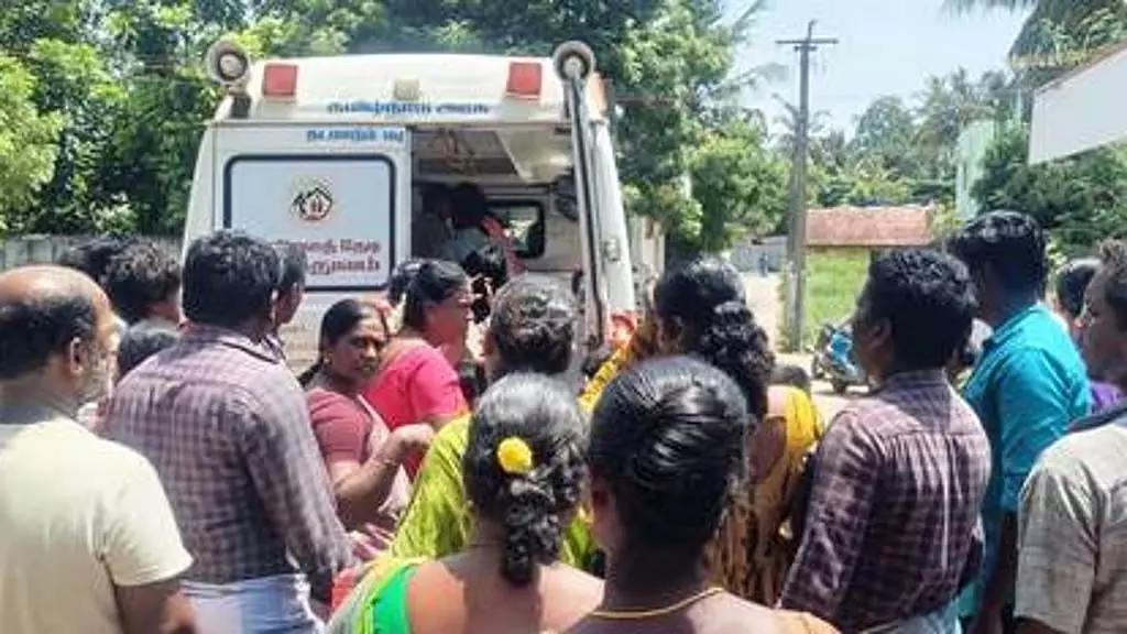 सरकारी स्कूल में छिपकली द्वारा खाया गया खाना खाने से 17 छात्र बीमार पड़ गए सरकारी स्कूल में छिपकली द्वारा खाया गया खाना खाने से 17 छात्र बीमार पड़ गए
