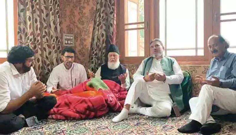 अल्ताफ बुखारी ने फारूक अंद्राबी से उनकी बहन के निधन पर शोक व्यक्त किया अल्ताफ बुखारी ने फारूक अंद्राबी से उनकी बहन के निधन पर शोक व्यक्त किया