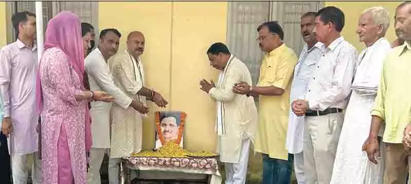 भाजपा ने पंडित दीनदयाल की जयंती पर उन्हें श्रद्धांजलि अर्पित की भाजपा ने पंडित दीनदयाल की जयंती पर उन्हें श्रद्धांजलि अर्पित की