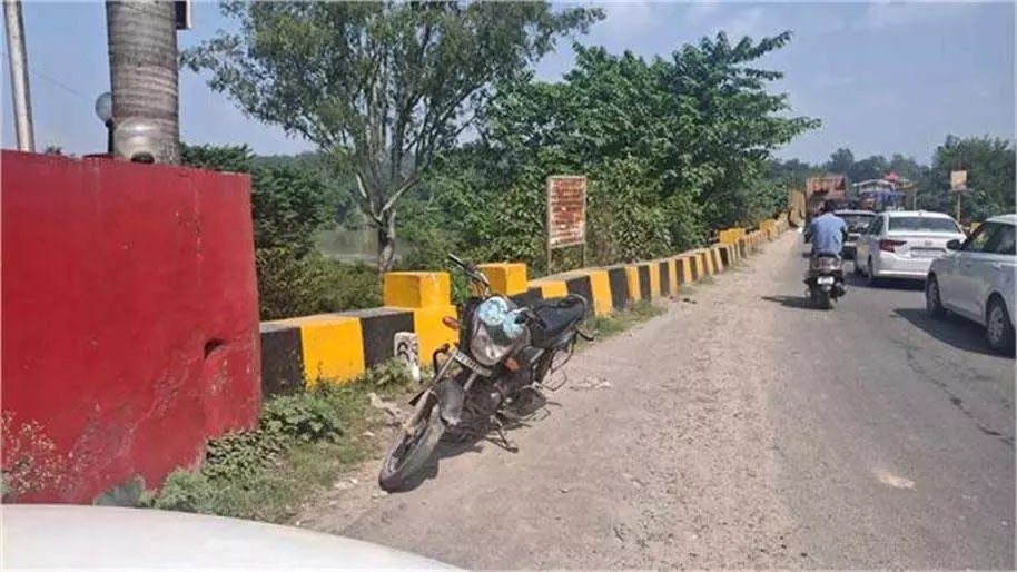 Himachal: ब्यास नदी के पुल से गिरी पर्यटक की बाइक Himachal: ब्यास नदी के पुल से गिरी पर्यटक की बाइक