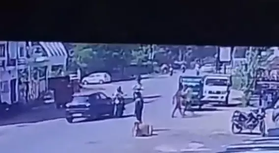 कार ने सामने से बाइक सवार को उड़ाया, फिर चार बार पलटी कार ने सामने से बाइक सवार को उड़ाया, फिर चार बार पलटी