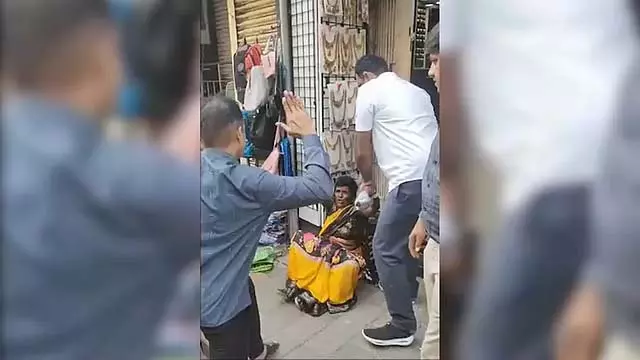 Bengaluru : साड़ी चुराने वाली महिला को मालिक ने बीच सड़क पर लात मारी Bengaluru : साड़ी चुराने वाली महिला को मालिक ने बीच सड़क पर लात मारी
