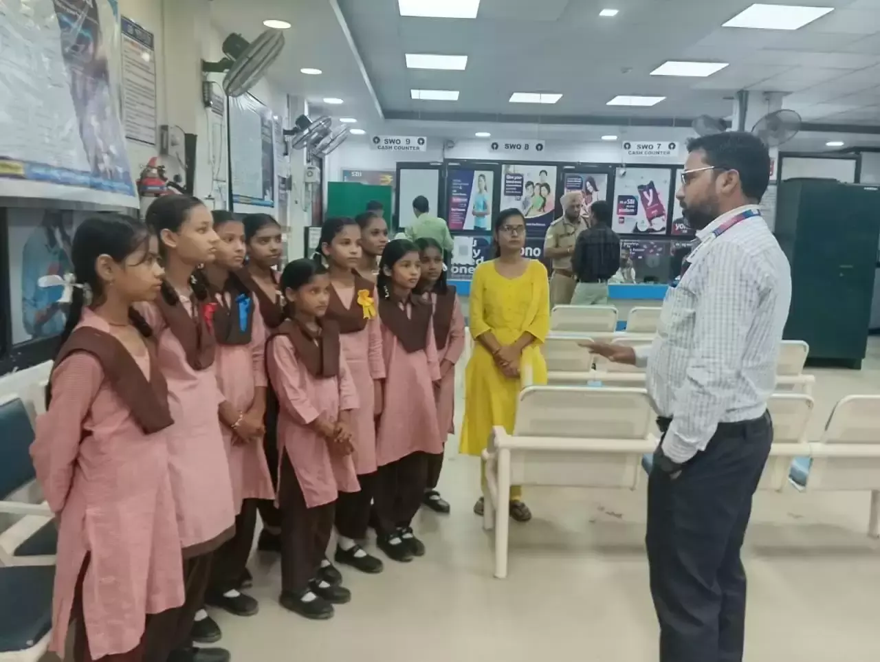 Lucknow: नवरात्रि में बालिकाओं ने सीखकर सशक्त बनाई वित्तीय समझ Lucknow: नवरात्रि में बालिकाओं ने सीखकर सशक्त बनाई वित्तीय समझ