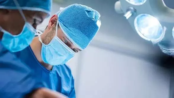 Indore : एमजीएम सुपर स्पेशियलिटी अस्पताल के डॉक्टरों ने व्यक्ति के दिल से एयर गन के छर्रे निकाले Indore : एमजीएम सुपर स्पेशियलिटी अस्पताल के डॉक्टरों ने व्यक्ति के दिल से एयर गन के छर्रे निकाले