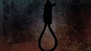 Bhopal : मौसी के साथ रह रहा युवक फंदे से लटका मिला, परिजनों ने लगाया गड़बड़ी का आरोप Bhopal : मौसी के साथ रह रहा युवक फंदे से लटका मिला, परिजनों ने लगाया गड़बड़ी का आरोप