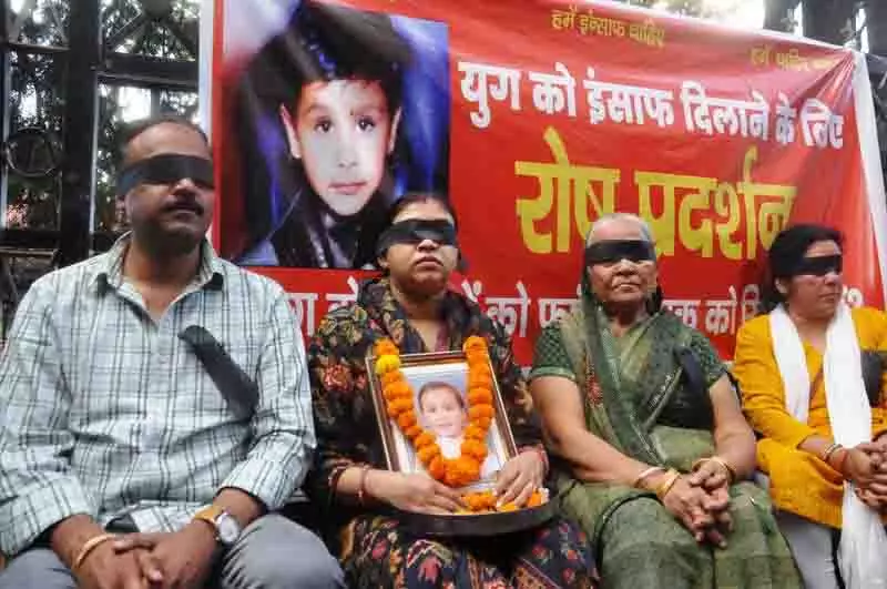 युग के परिवार ने HC के फैसले के खिलाफ शिमला में किया प्रदर्शन युग के परिवार ने HC के फैसले के खिलाफ शिमला में किया प्रदर्शन