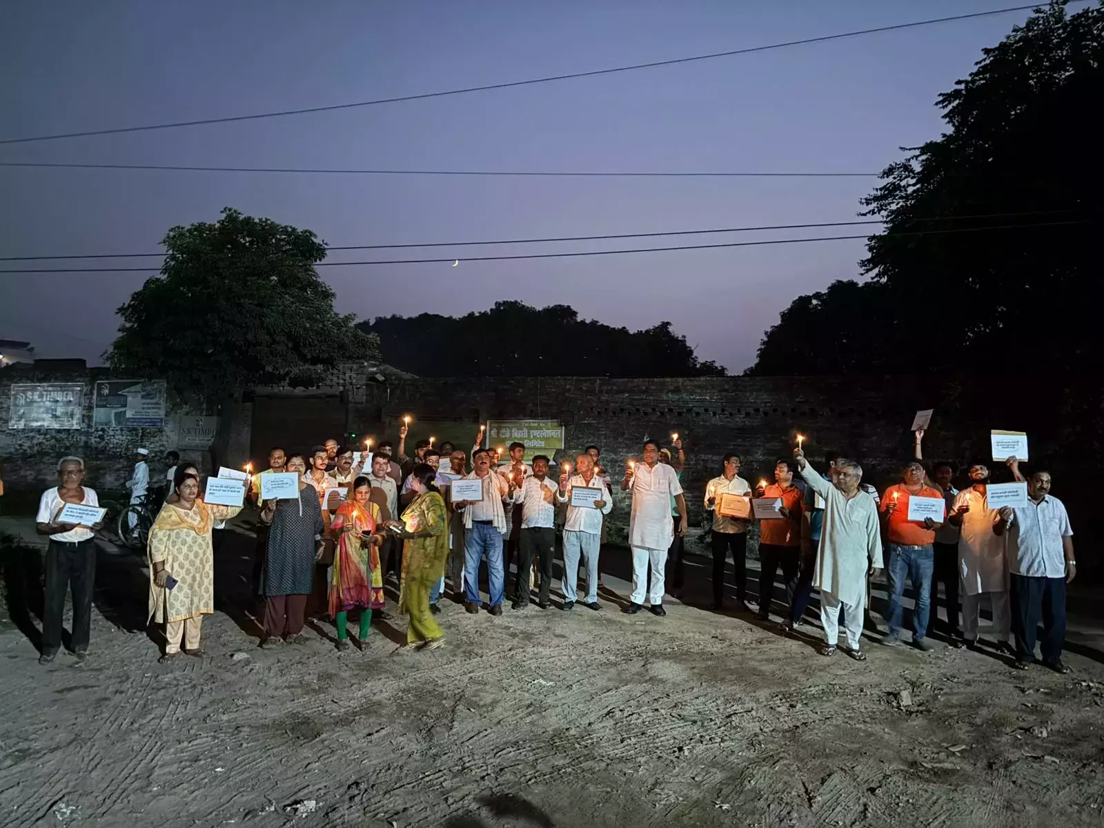Lucknow: बालाजी कॉलोनी में कूड़ा घर व चार्जिंग स्टेशन को लेकर हंगामा Lucknow: बालाजी कॉलोनी में कूड़ा घर व चार्जिंग स्टेशन को लेकर हंगामा
