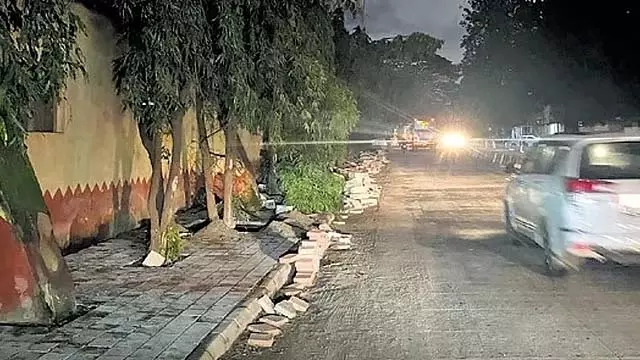 सिर्फ गड्ढे ही नहीं, स्ट्रीट लाइट की समस्या भी सिलिकॉन सिटी के लोगों को परेशान कर रही है सिर्फ गड्ढे ही नहीं, स्ट्रीट लाइट की समस्या भी सिलिकॉन सिटी के लोगों को परेशान कर रही है