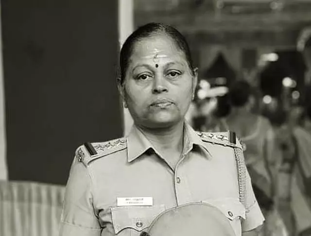 कोयंबटूर में लॉरी की चपेट में आने से दक्षिण महिला पुलिस इंस्पेक्टर भानुमति की मौत कोयंबटूर में लॉरी की चपेट में आने से दक्षिण महिला पुलिस इंस्पेक्टर भानुमति की मौत