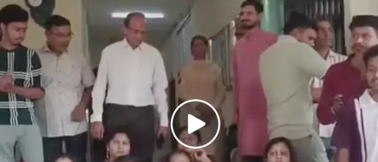 मोवा के आदर्श स्कूल में फिर हंगामा, पंडरी पुलिस मौके पर मोवा के आदर्श स्कूल में फिर हंगामा, पंडरी पुलिस मौके पर