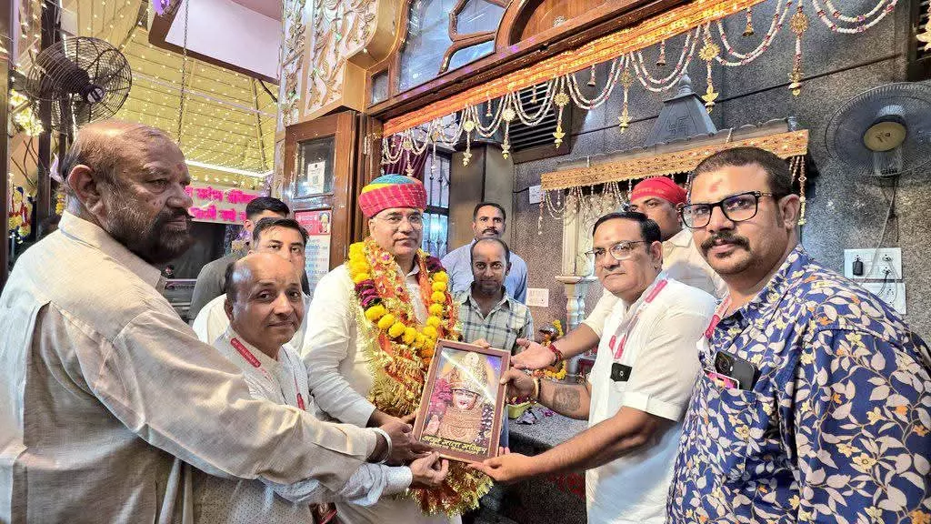 Jaipur: जल संसाधन मंत्री सुरेश सिंह रावत ने किए माँ अंबे के दिव्य दर्शन Jaipur: जल संसाधन मंत्री सुरेश सिंह रावत ने किए माँ अंबे के दिव्य दर्शन