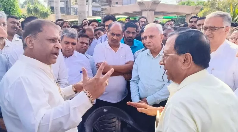 Haryana : तोड़फोड़ से नाराज उद्योगपतियों ने पानीपत विधायक से मुलाकात की Haryana : तोड़फोड़ से नाराज उद्योगपतियों ने पानीपत विधायक से मुलाकात की