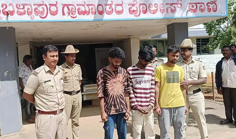 Doddaballapura : रात में घरों में घुसने वाले चोरों का गिरोह गिरफ्तार Doddaballapura : रात में घरों में घुसने वाले चोरों का गिरोह गिरफ्तार