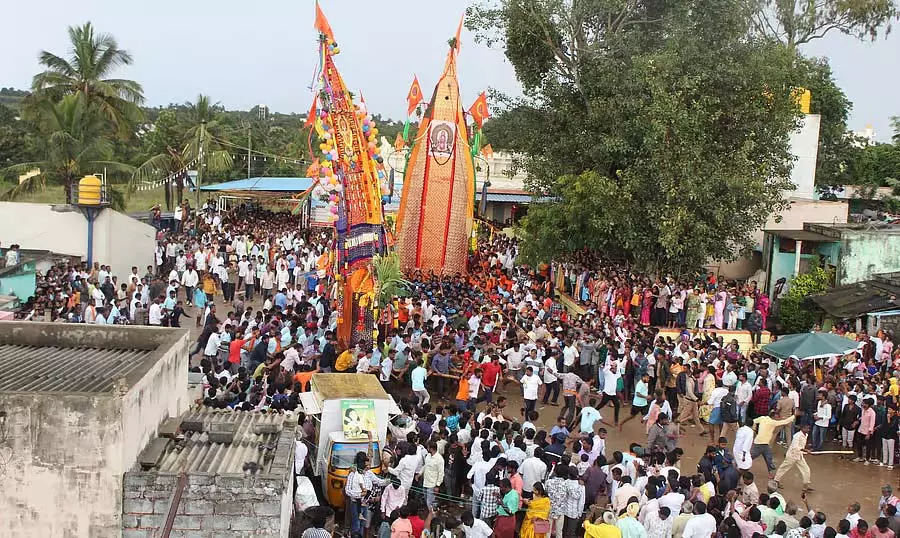 Anekal : बारिश के बावजूद भक्तों ने रथ को आगे बढ़ाया Anekal : बारिश के बावजूद भक्तों ने रथ को आगे बढ़ाया
