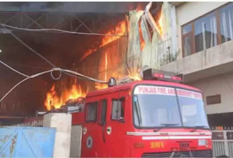 Kapurthala में गद्दा फैक्ट्री में आग लगने से लाखों का नुकसान Kapurthala में गद्दा फैक्ट्री में आग लगने से लाखों का नुकसान