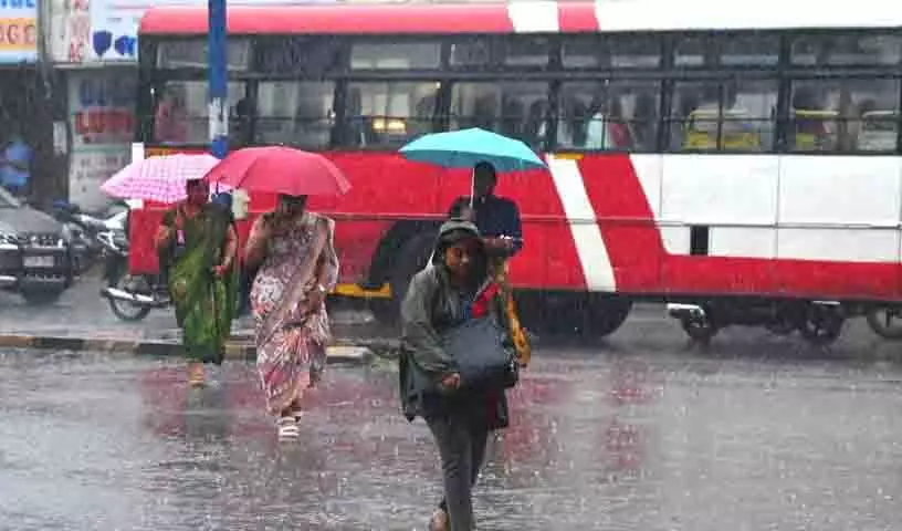 भारी बारिश से Hyderabad में यातायात बाधित, सड़कों पर पानी भर गया और नवरात्रि, बतुकम्मा उत्सव प्रभावित भारी बारिश से Hyderabad में यातायात बाधित, सड़कों पर पानी भर गया और नवरात्रि, बतुकम्मा उत्सव प्रभावित