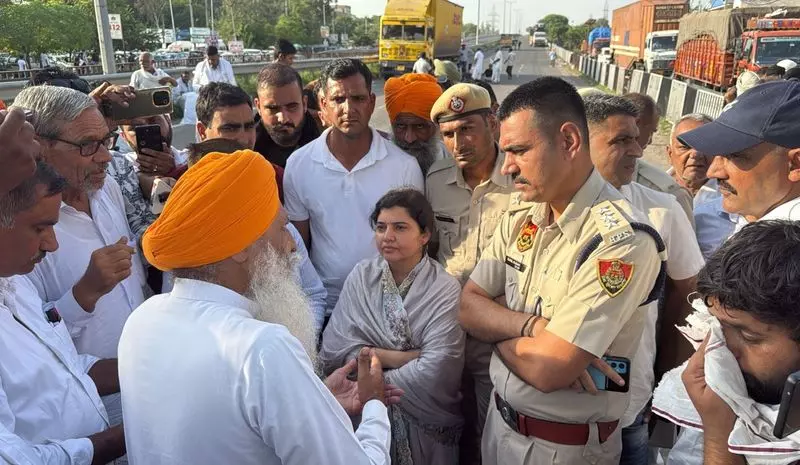 Haryana : किसानों ने शाहाबाद में यातायात रोका, सुचारू खरीद की मांग की Haryana : किसानों ने शाहाबाद में यातायात रोका, सुचारू खरीद की मांग की
