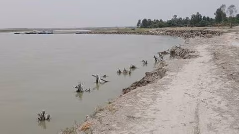 Farrukhabad: गंगा कटान से उजड़े घर, डरे-सहमे ग्रामीण Farrukhabad: गंगा कटान से उजड़े घर, डरे-सहमे ग्रामीण