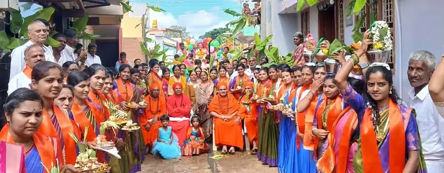 Karnataka : कम्मथाहल्ली में बसवत्त्व सम्मेलन शुरू हुआ Karnataka : कम्मथाहल्ली में बसवत्त्व सम्मेलन शुरू हुआ