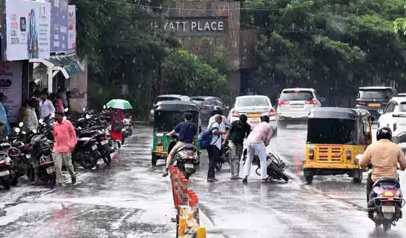 Hyderabad में रात भर भारी बारिश और तेज़ हवाएँ चलने की संभावना Hyderabad में रात भर भारी बारिश और तेज़ हवाएँ चलने की संभावना