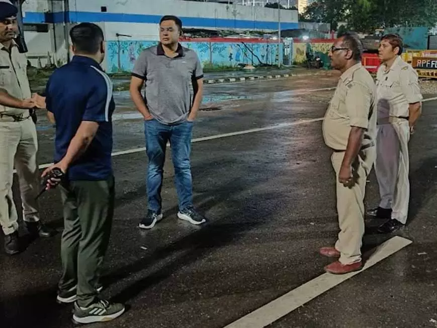 Ranchi: राकेश रंजन का पहला एक्शन, आधी रात किया निरीक्षण Ranchi: राकेश रंजन का पहला एक्शन, आधी रात किया निरीक्षण