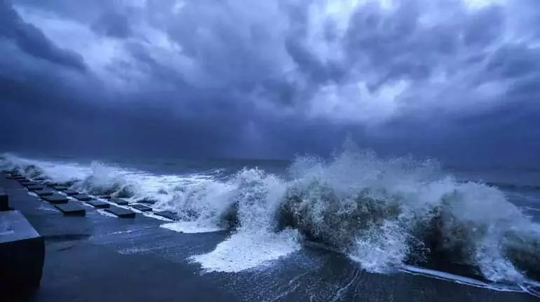 Andhra भारी बारिश और तेज हवाओं के लिए तैयार; मंत्री ने तैयारियों के आदेश दिए Andhra भारी बारिश और तेज हवाओं के लिए तैयार; मंत्री ने तैयारियों के आदेश दिए