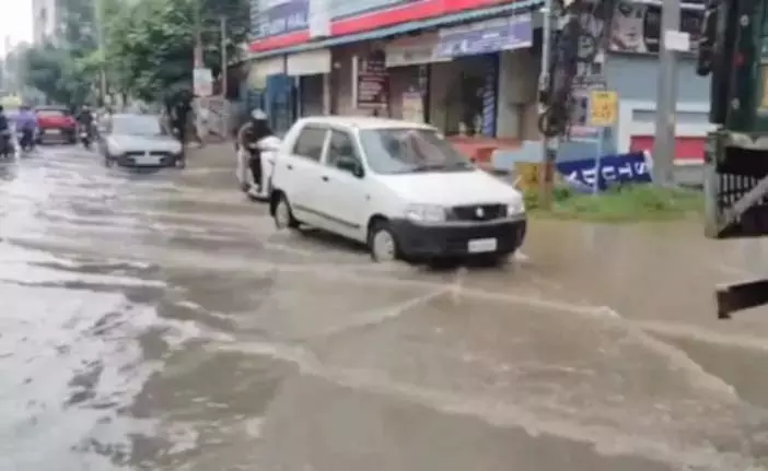 भारी बारिश से तेलंगाना बेहाल, दफ्तर जाने वालों को परेशानी का सामना करना पड़ रहा भारी बारिश से तेलंगाना बेहाल, दफ्तर जाने वालों को परेशानी का सामना करना पड़ रहा