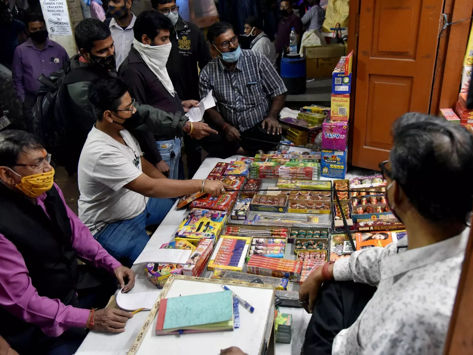 सुप्रीम कोर्ट ने दिल्ली-एनसीआर में ग्रीन पटाखों के निर्माण की अनुमति दी, दिल्ली में बिक्री नहीं सुप्रीम कोर्ट ने दिल्ली-एनसीआर में ग्रीन पटाखों के निर्माण की अनुमति दी, दिल्ली में बिक्री नहीं