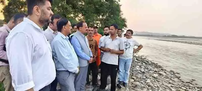 Yamuna में बहे दो भाइयों का अब तक पता नहीं Yamuna में बहे दो भाइयों का अब तक पता नहीं