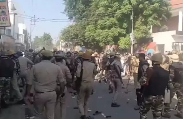 UP बरेली झड़प: पुलिस ने आई लव मुहम्मद पोस्टर वाले प्रदर्शनकारियों पर लाठीचार्ज किया UP बरेली झड़प: पुलिस ने आई लव मुहम्मद पोस्टर वाले प्रदर्शनकारियों पर लाठीचार्ज किया