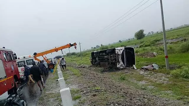 कुत्ते से टकराने से बचने के प्रयास में KSRTC बस खेत में पलटी; कई घायल कुत्ते से टकराने से बचने के प्रयास में KSRTC बस खेत में पलटी; कई घायल