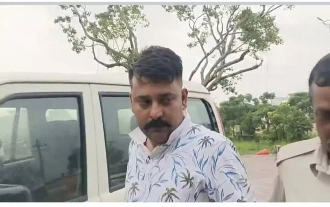 ओडिशा के भद्रक में होटल से फर्जी पुलिसकर्मी गिरफ्तार; पुलिस की वर्दी और बैज जब्त ओडिशा के भद्रक में होटल से फर्जी पुलिसकर्मी गिरफ्तार; पुलिस की वर्दी और बैज जब्त