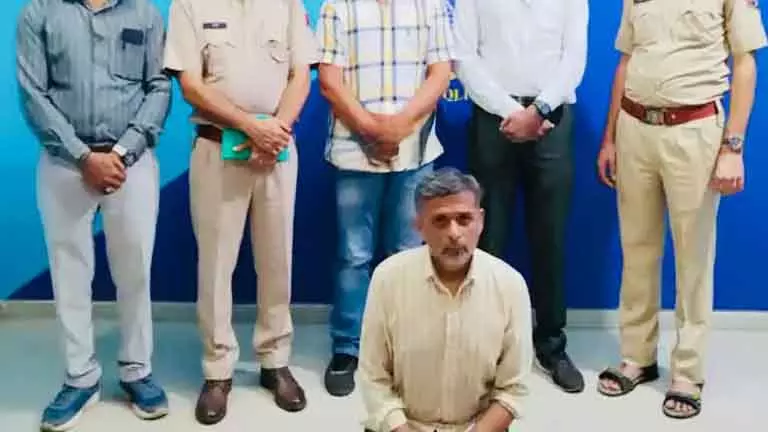 प्रोफेसर से 7.5 लाख रुपये ठगने के आरोप में सूरत का व्यक्ति गिरफ्तार प्रोफेसर से 7.5 लाख रुपये ठगने के आरोप में सूरत का व्यक्ति गिरफ्तार