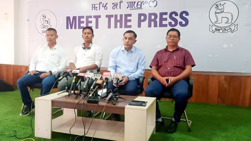 Manipur : सीएएफ और पीडी निदेशालय ने आवासीय क्षेत्रों में पेट्रोलियम उत्पादों की अवैध बिक्री के खिलाफ चेतावनी दी Manipur : सीएएफ और पीडी निदेशालय ने आवासीय क्षेत्रों में पेट्रोलियम उत्पादों की अवैध बिक्री के खिलाफ चेतावनी दी