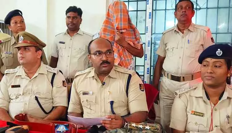 खुद को ASP और सेना अधिकारी बताकर ठगी करने वाला भद्रक में गिरफ्तार खुद को ASP और सेना अधिकारी बताकर ठगी करने वाला भद्रक में गिरफ्तार