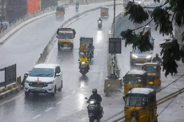 Hyderabad हवाई अड्डे पर खराब मौसम के कारण तीन उड़ानें डायवर्ट की गईं Hyderabad हवाई अड्डे पर खराब मौसम के कारण तीन उड़ानें डायवर्ट की गईं
