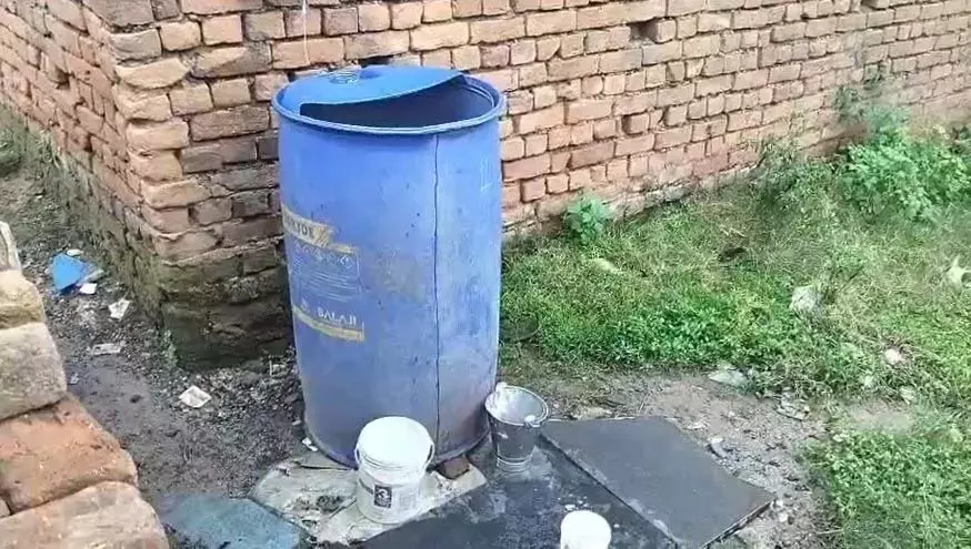नशे में धुत युवक ने मासूम बच्ची को नीले ड्रम में डाला, समय रहते बची जान नशे में धुत युवक ने मासूम बच्ची को नीले ड्रम में डाला, समय रहते बची जान