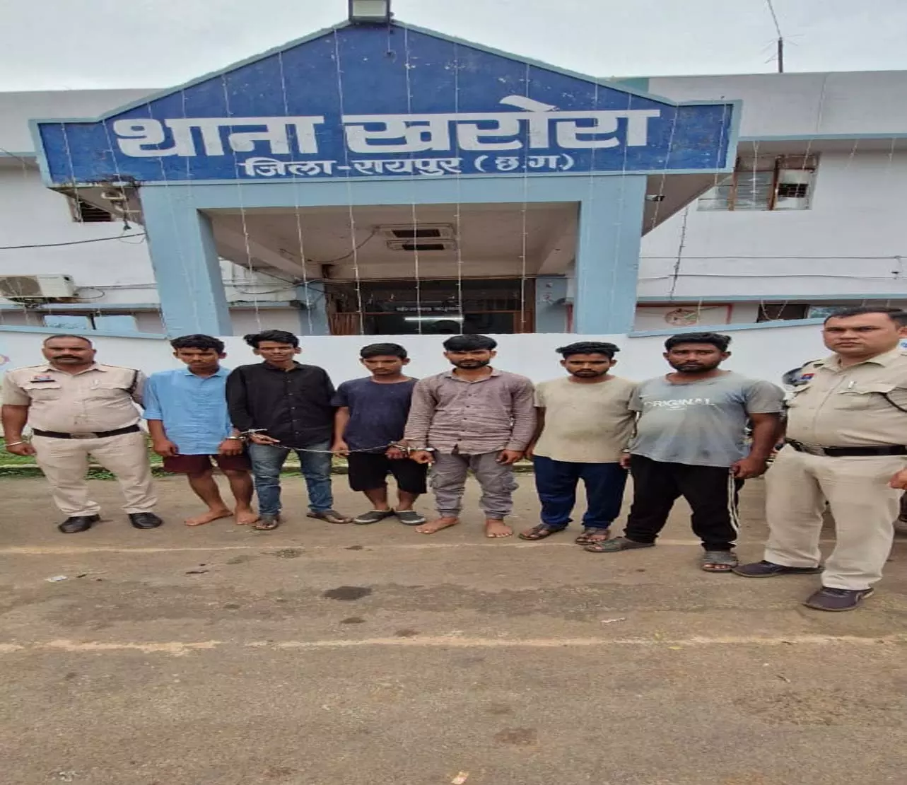Raipur Breaking: बकरा-बकरी चोरी का बड़ा खुलासा, 6 आरोपी गिरफ्तार Raipur Breaking: बकरा-बकरी चोरी का बड़ा खुलासा, 6 आरोपी गिरफ्तार
