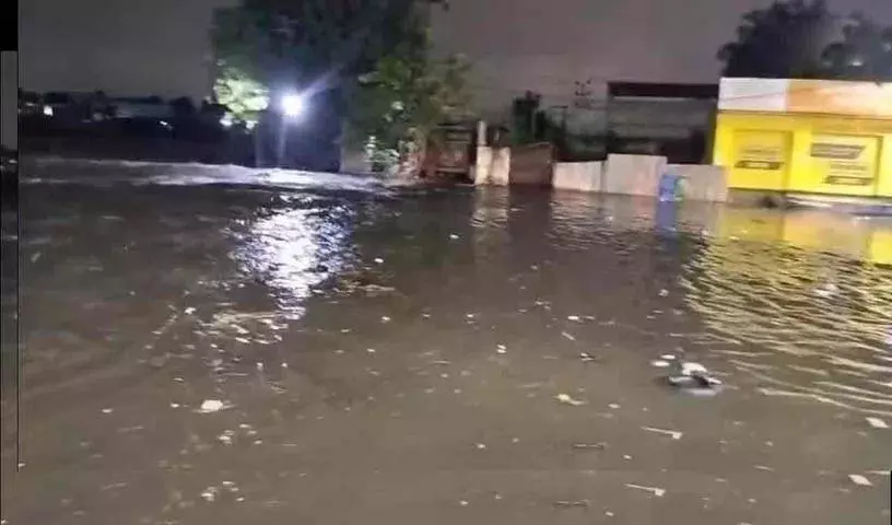 मूसारामबाग पुल के ऊपर से मूसी में बाढ़.. यातायात बंद मूसारामबाग पुल के ऊपर से मूसी में बाढ़.. यातायात बंद