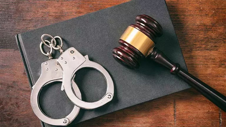वकील ने बहस के बाद कार में तोड़फोड़ और टोटो चालक की पिटाई का आरोप लगाया वकील ने बहस के बाद कार में तोड़फोड़ और टोटो चालक की पिटाई का आरोप लगाया